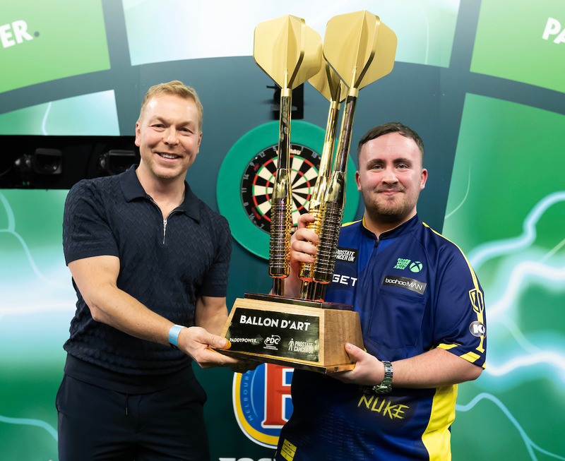 Sir Chris Hoy presents the Ballon d'Art trophy to Luke Littler